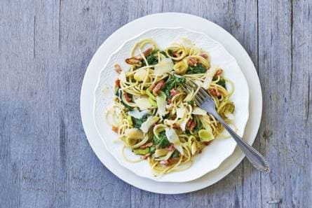 Pasta pesto met spinazie en spekjes