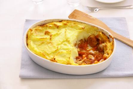 Mediterrane ovenschotel met worst en puree