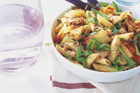 Pasta met tonijnsaus en rucola