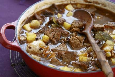 Runderstoofschotel met kruidnagel en bier