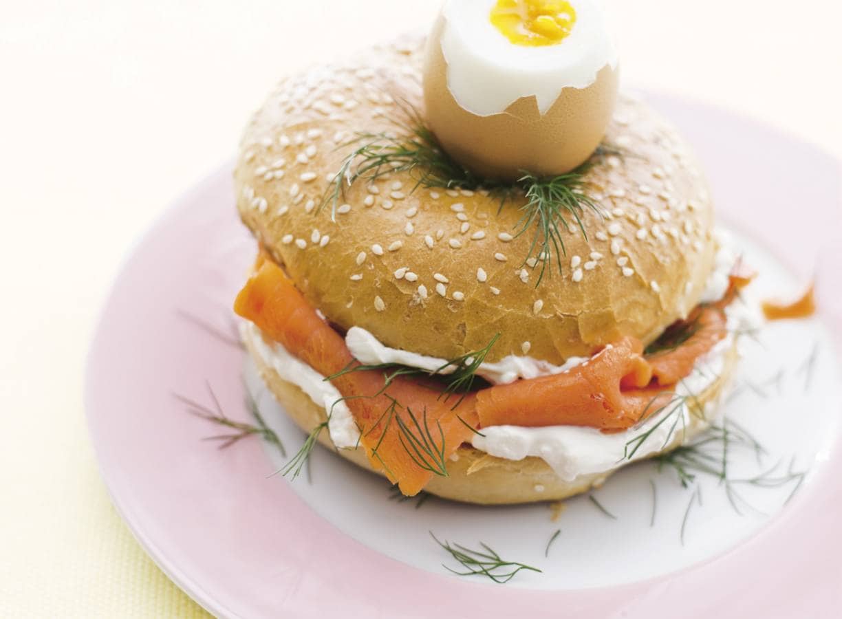 Eierdopbagel met zalm en roomkaas