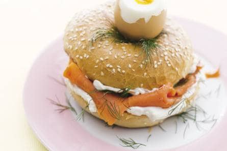 Eierdopbagel met zalm en roomkaas