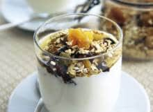 De ochtend is het beste moment om jezelf te verwennen met deze home made muesli. Hoewel een handje in de middag ook zalig is! 