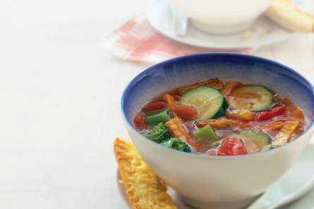 Tomaten-groentesoep met tofu