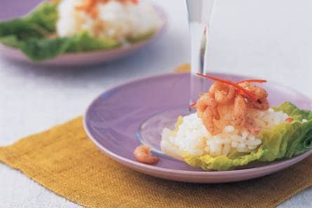 Garnalen en sushirijst in slablad