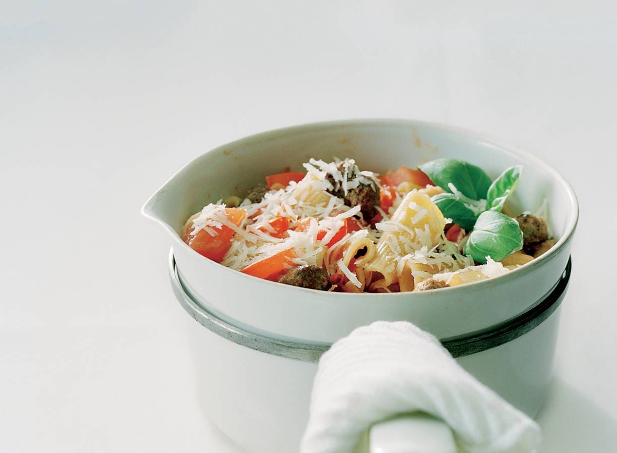 Rigatoni met pittige tomatensaus en minigehaktballetjes
