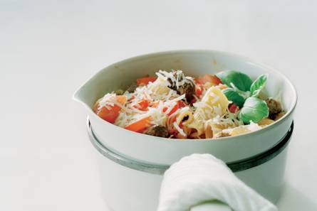 Rigatoni met pittige tomatensaus en minigehaktballetjes
