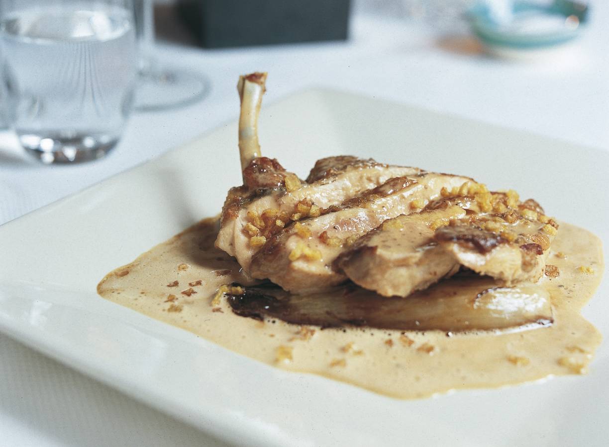Suprème van scharrelkip met gekarameliseerde witlof, krokante aardappel en truffelsaus