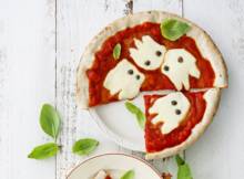 De allercoolste pizza voor Halloween is die met spookjes van mozzarella. Griezelig lekker!