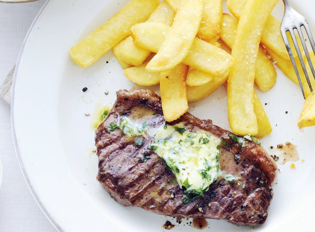Entrecote met kruidenboter en dikke frieten