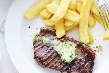 Entrecote met kruidenboter en dikke frieten