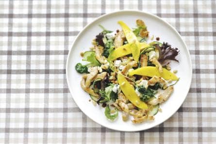 Kipsalade met mango en geitenkaas