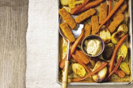 Vissticks met wortel van de plaat