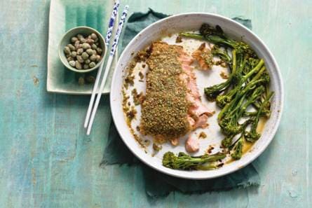 Azi­a­ti­sche zalm en as­per­ge­broc­co­li uit de oven