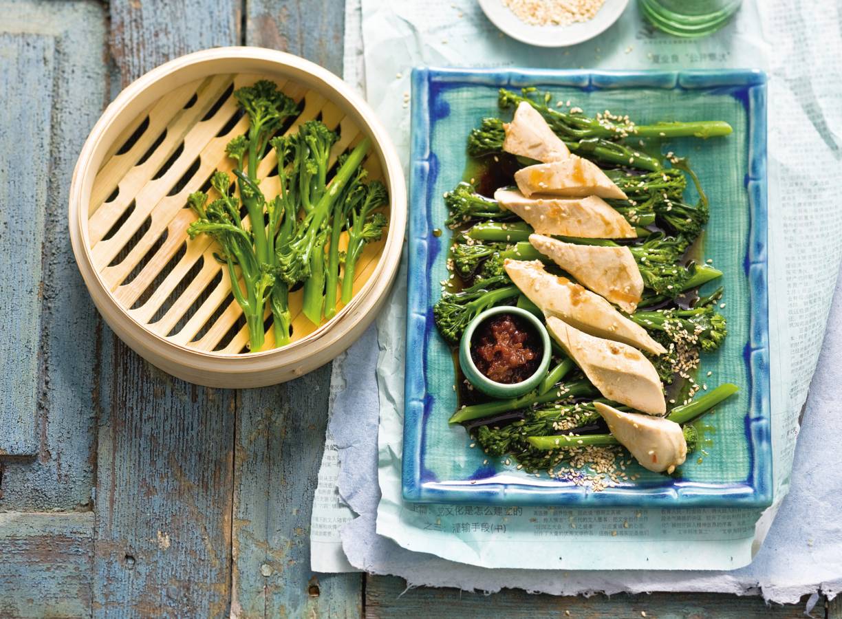 Aspergebroccoli met sesam & gepocheerde kip met sambal