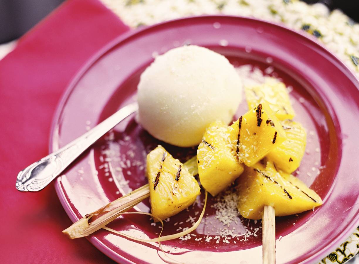 Exotische fruitsalade met sorbetijs