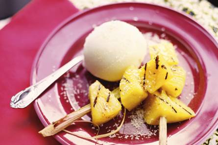 Exotische fruitsalade met sorbetijs