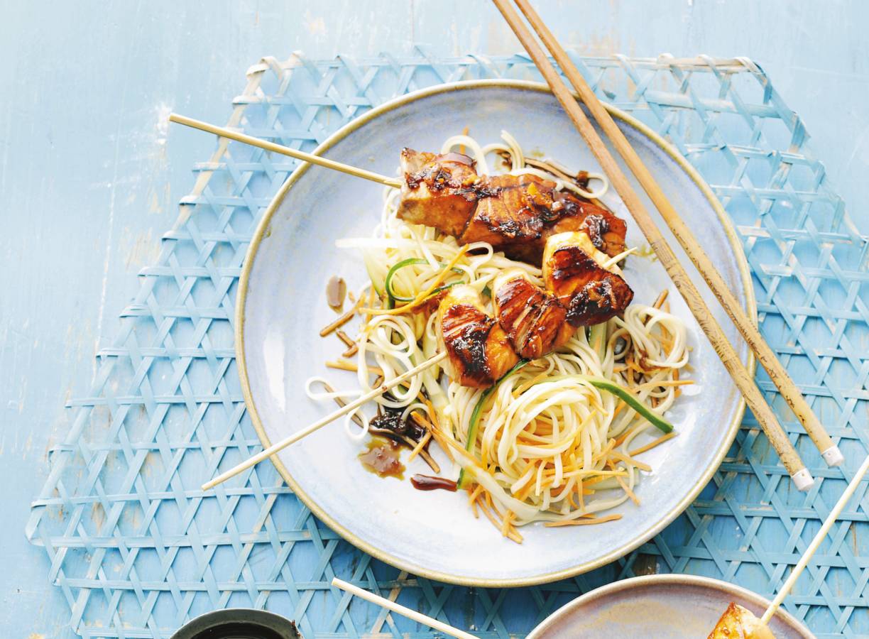 Zalm 'yakitori' met knapperige groentenoedels