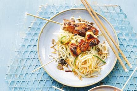 Japanse zalmyakitori met knapperige groentenoedels