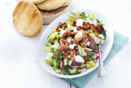 Kipshoarma met paprika-radijssalade
