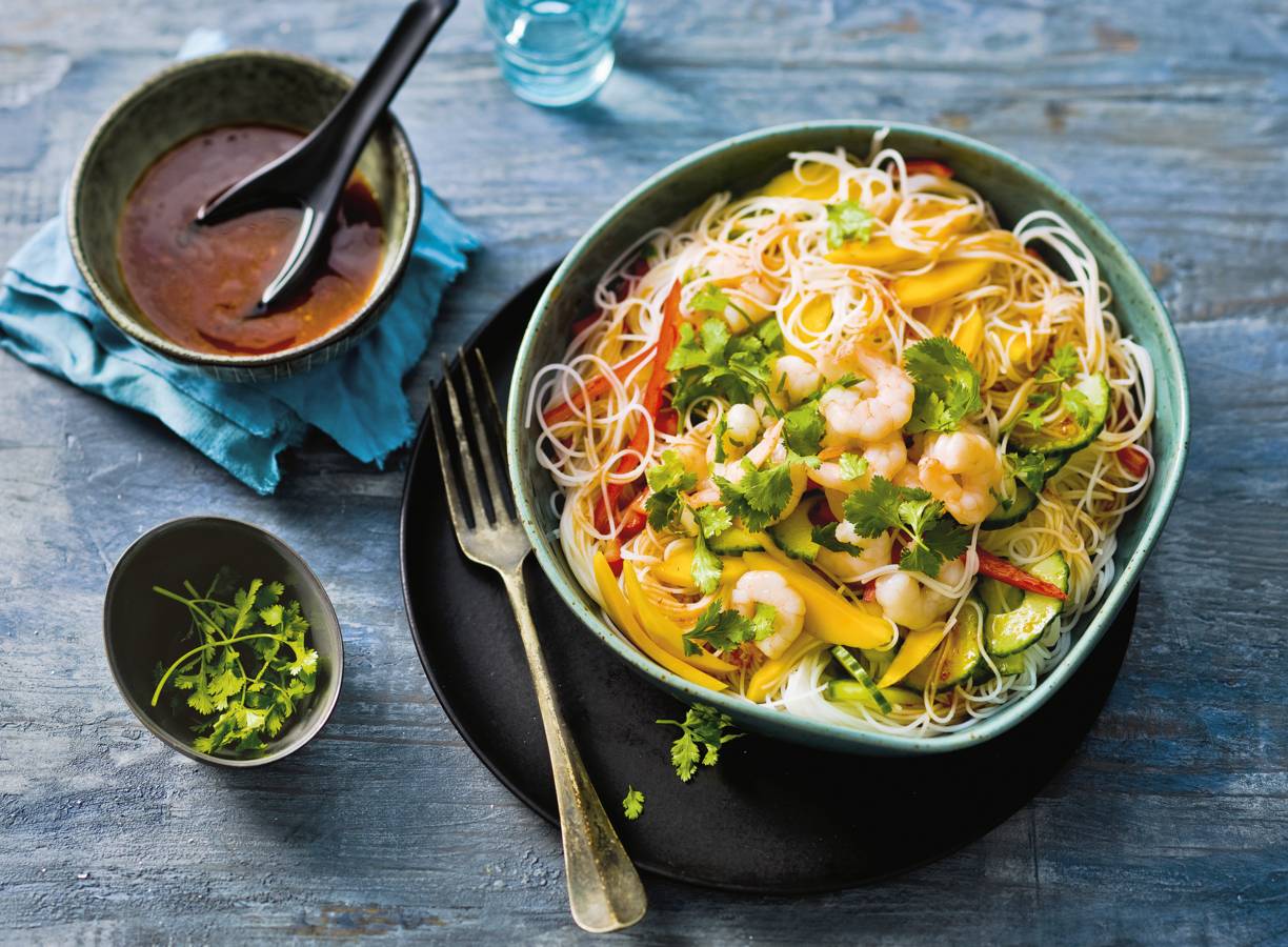 Mihoensalade met mango en garnalen (glutenvrij)