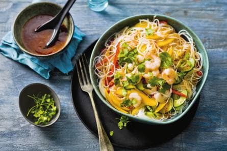Mihoensalade met mango en garnalen