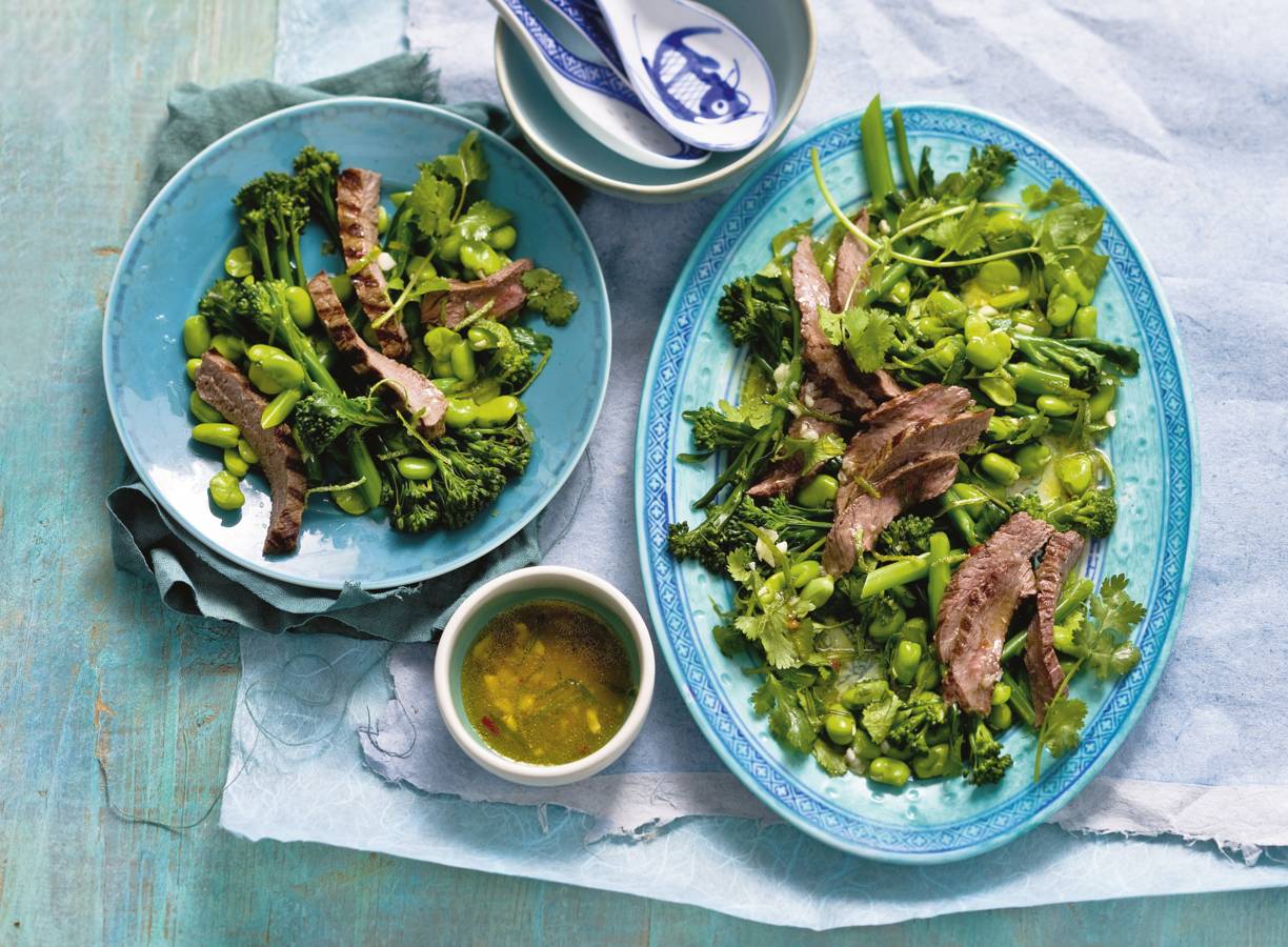 Thaise salade met rundvlees, tuinbonen en aspergebroccoli