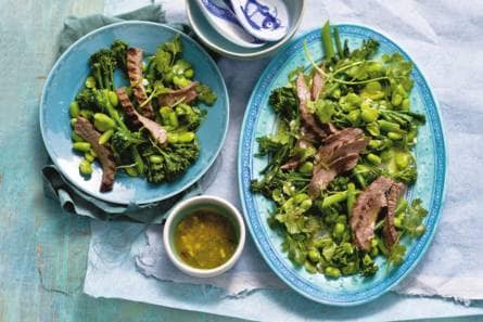 Thaise salade met rundvlees, tuinbonen en aspergebroccoli