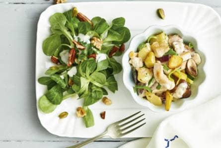 Aardappel-kip-groenteschotel met notensalade