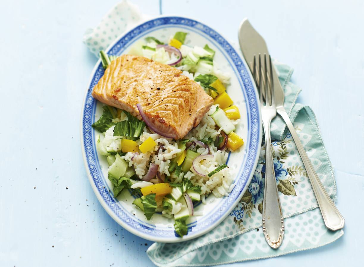Pittige wokrijst met zalm