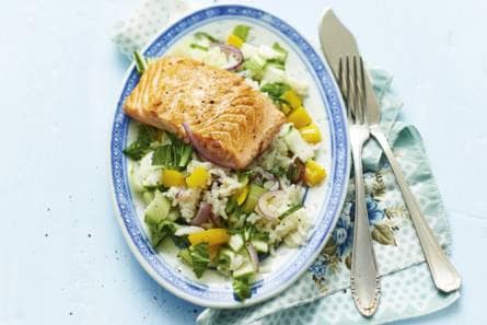 Pittige wokrijst met zalm