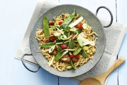 Wokschotel met zwartebonensaus