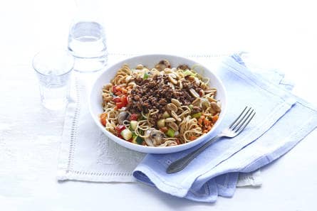 Noedels met roerbakgroenten en umami-gehakt