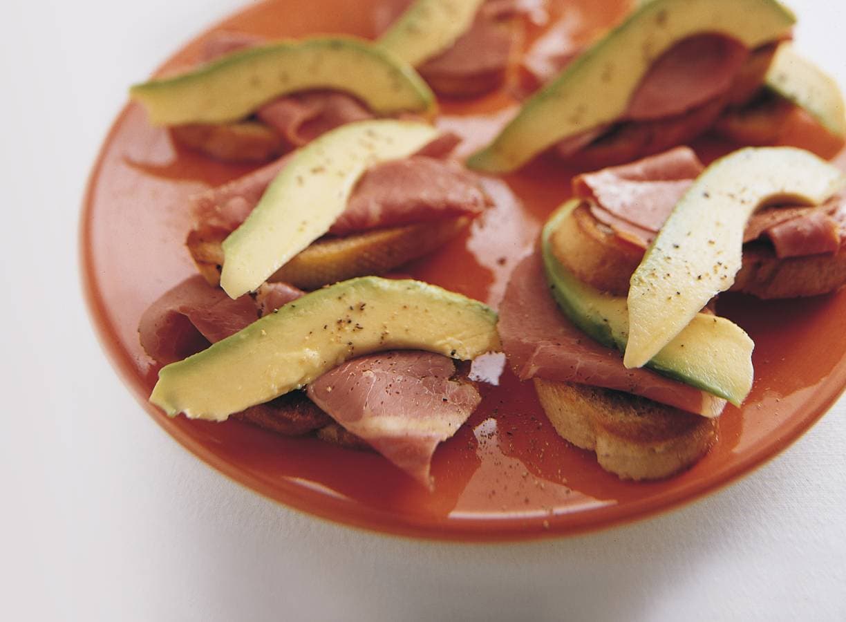Toast met gerookte ribeye en avocado