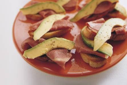 Toast met gerookte ribeye en avocado