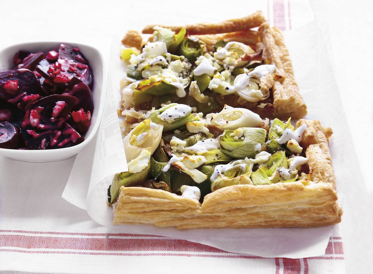 Prei-geitenkaastaart met bietensalade