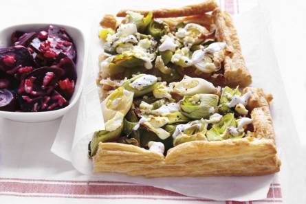 Prei-geitenkaastaart met bietensalade