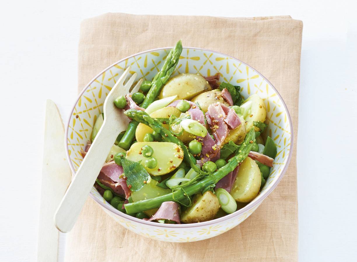 Aardappelsalade met lamsham en lentegroenten