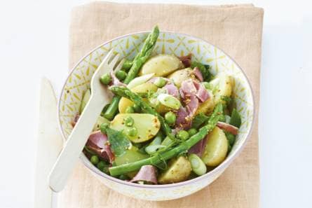 Aardappelsalade met lamsham en lentegroenten
