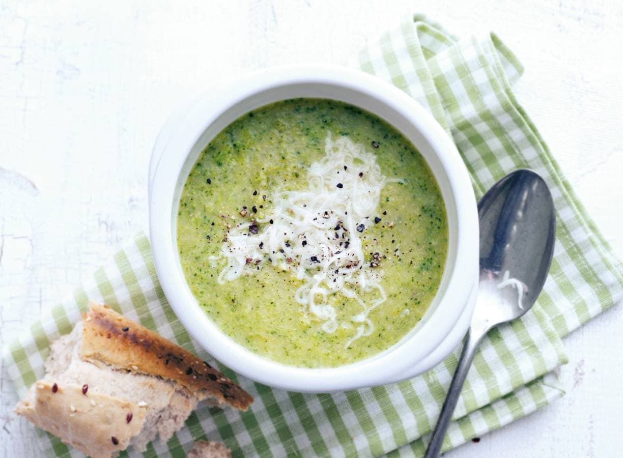 Aardappel-broccolisoep met geitenkaas