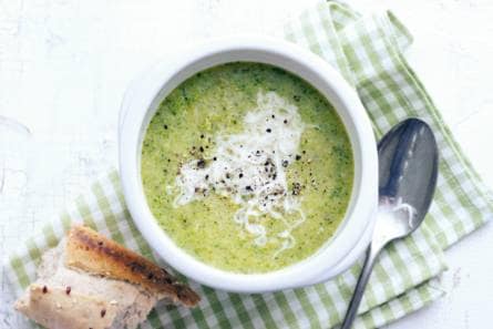 Aardappel-broccolisoep met geitenkaas