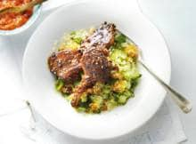 Dit kruidige gerecht met couscous, warme abrikozen en geurige specerijen is overheerlijk.