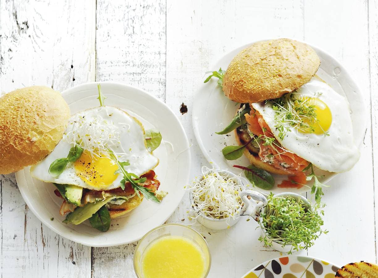 Ontbijtburger met spek en avocado