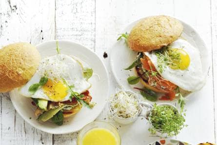 Ontbijtburger met spek en avocado