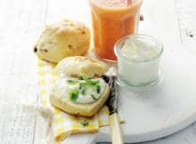 Niets zo lekker als warme scones: samen met de smoothie een heerlijk ontbijt.