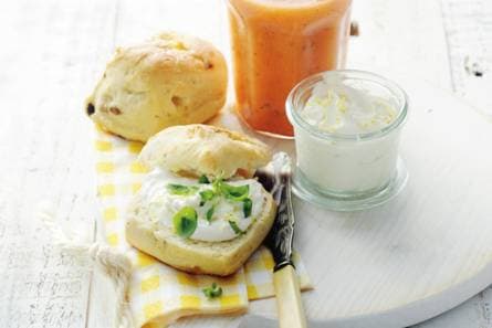 Scones met citroenroomkaas & smoothie