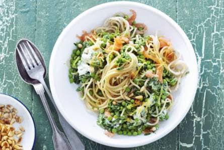 Spaghetti met erwten, spinazie en zalm