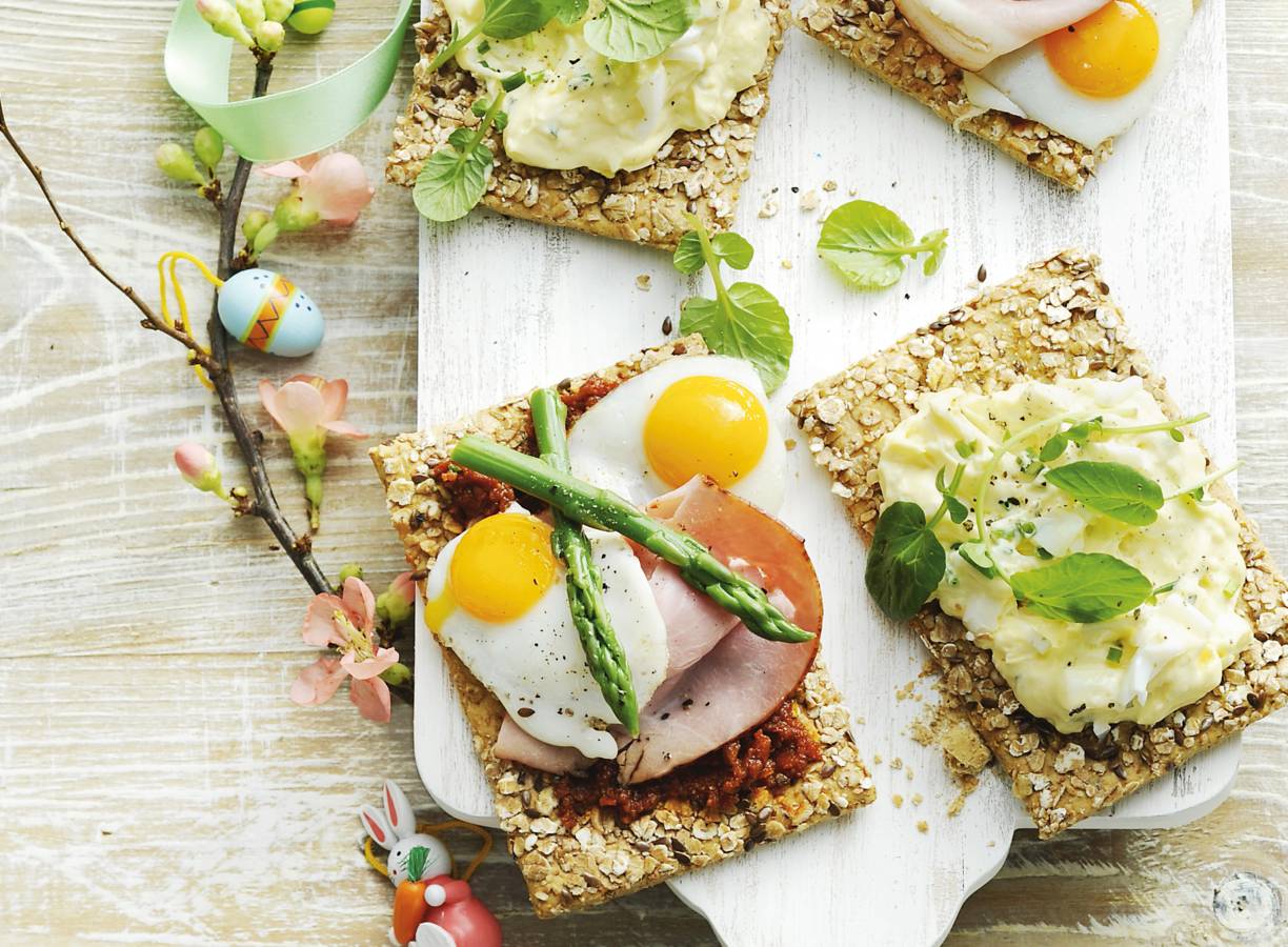 Speltcracker met kwartelei en aspergeham