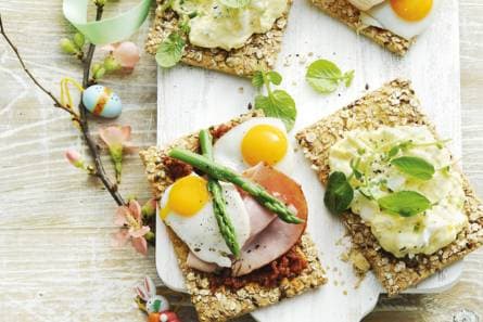 Speltcracker met kwartelei en aspergeham