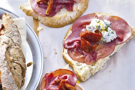 Open sandwich rookvlees-tomaat